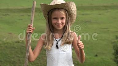 牧童在田里玩耍，乡村女孩对着4K摄像机竖起大拇指